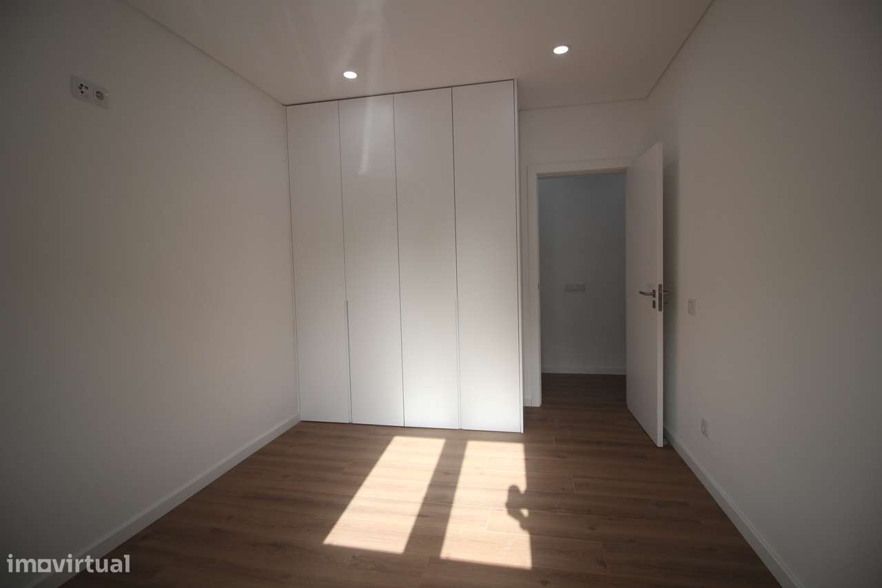 Rc de moradia com Quintal e estacionamento no Seixal-13