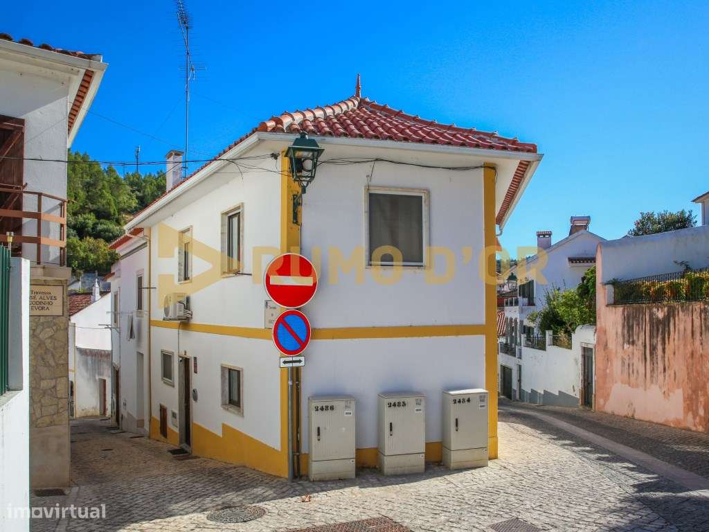 Moradia T2 - Centro de Alenquer - Luminosa e Pronta a Habitar-2