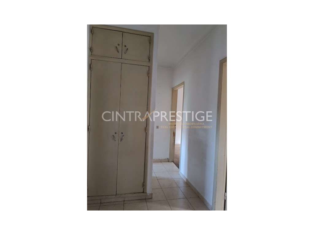 Sintra Prédio, de apartamentos, comercio, garagens e terreno para c...-13