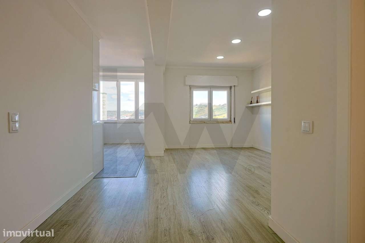 Apartamento T2 Remodelado em Santo António dos Cavaleiros - Grande imagem: 2/25