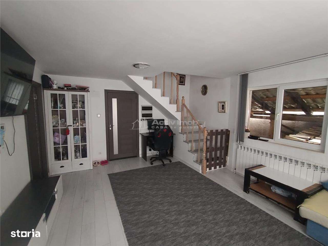 Petrosnita, Casa la Curte cu Garaj si Teren de 900 Mp - Imagine principală: 2/20