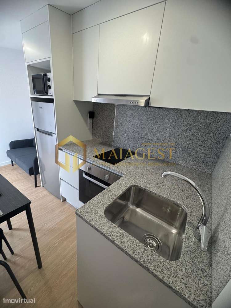 Moradia remodelada dividida em 3 habitações em Canelas-12