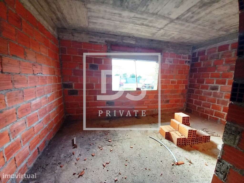 Moradia T3 Térrea unifamiliar de arquitetura moderna em fase de constr-16