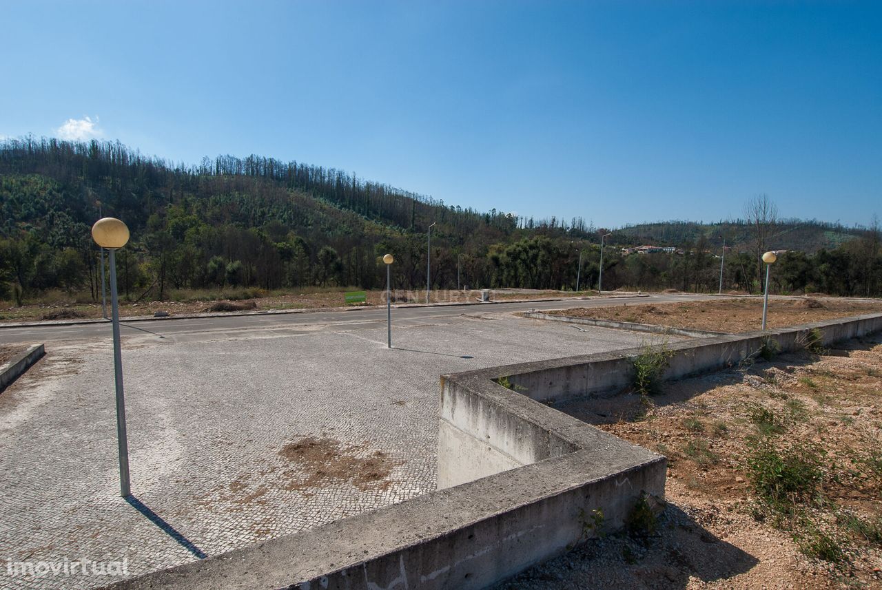 33 lotes de terrenos de construção no centro duma vila pequena e numa