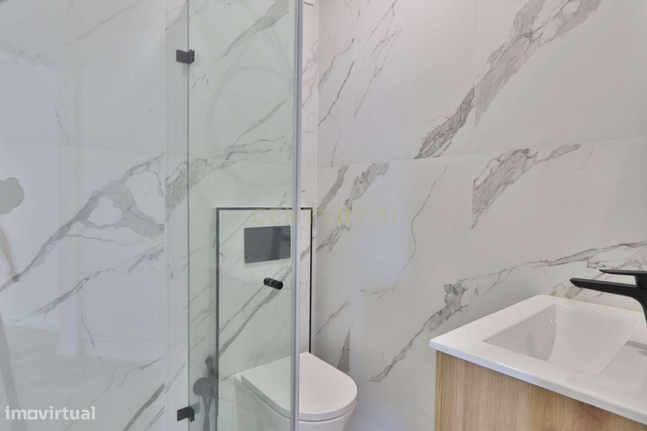 Apartamento Renovado com Vista Mar no Coração de Cascais-28