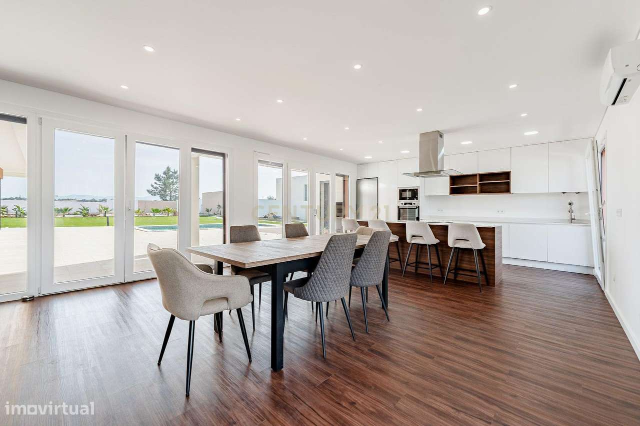 Moradia T4 em Fernão Ferro, Seixal, com Piscina e enorme Jardim-12