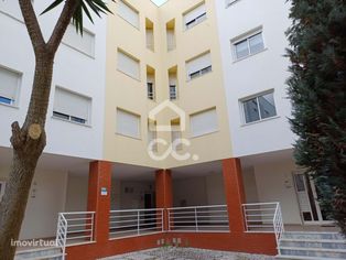 Apartamento T4 com excelentes áreas e 2 frentes em Pinhal de Negreiros