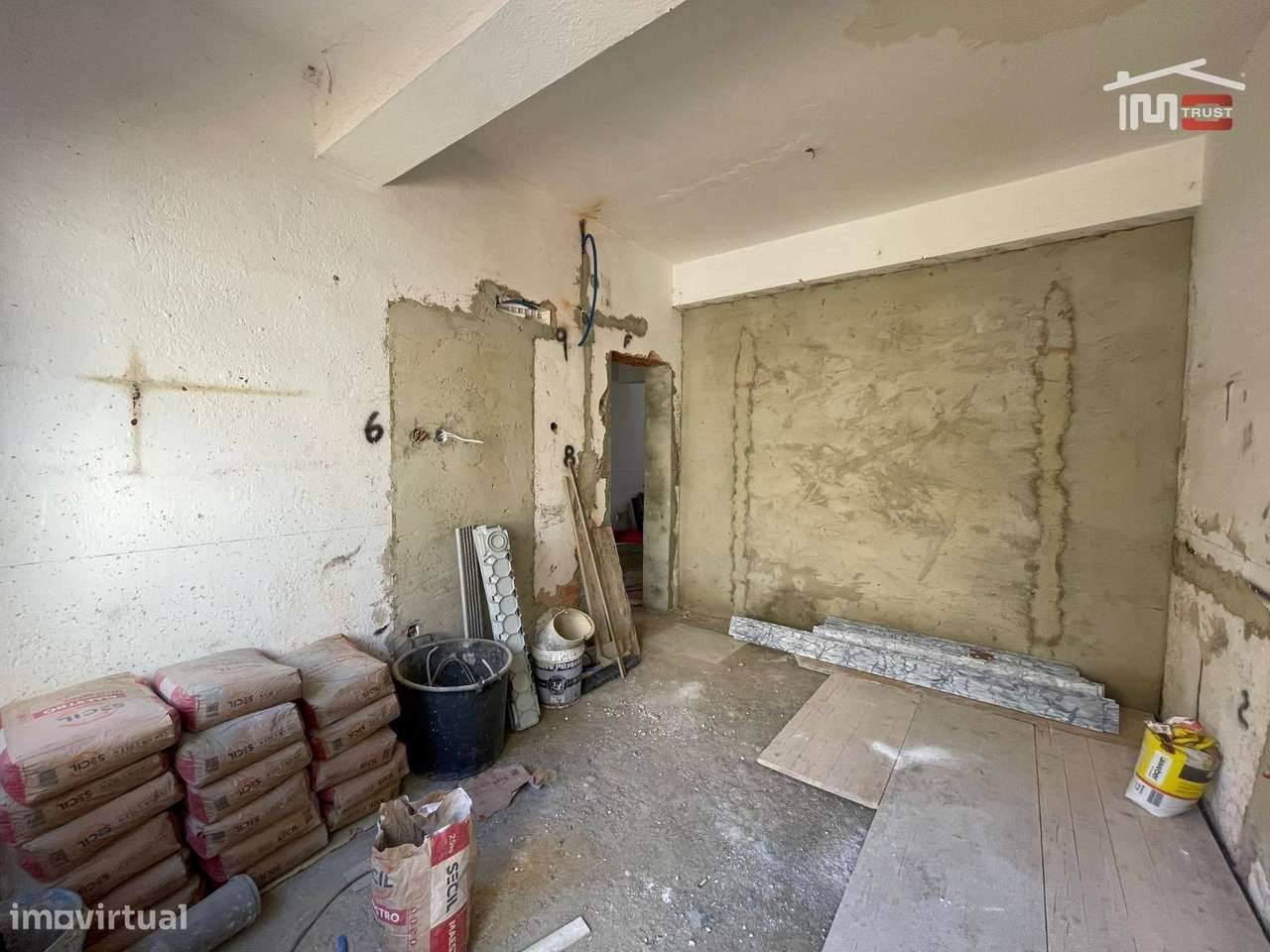 T3 Totalmente Remodelado com Suite e Varanda no Alto do Seixalinho-5