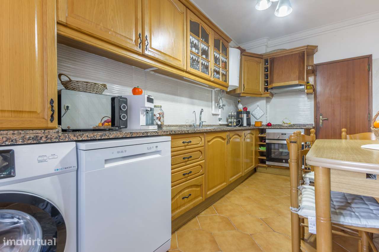 Apartamento T2 na Baixa Da Banheira na Rua do Mercado.-9