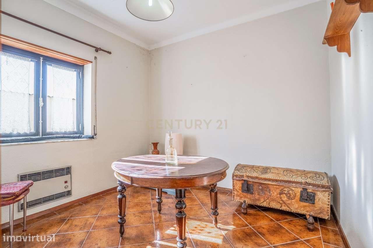 Moradia Bifamiliar com 2 Armazéns de Grande Dimensão-22