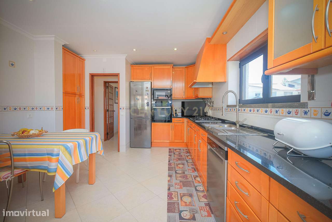 Moradia T5 em Carcavelos — Espaço, Conforto e Localização Privilegiada-6