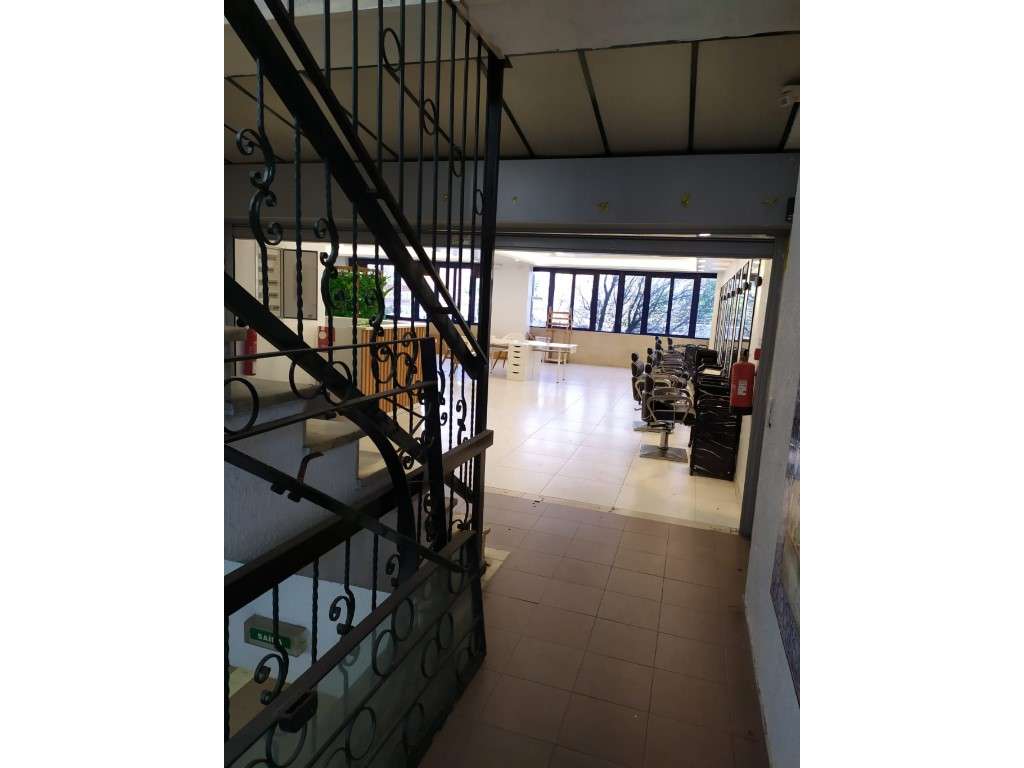 Cabeleireiro com 150m2 na Amadora - Estação-14