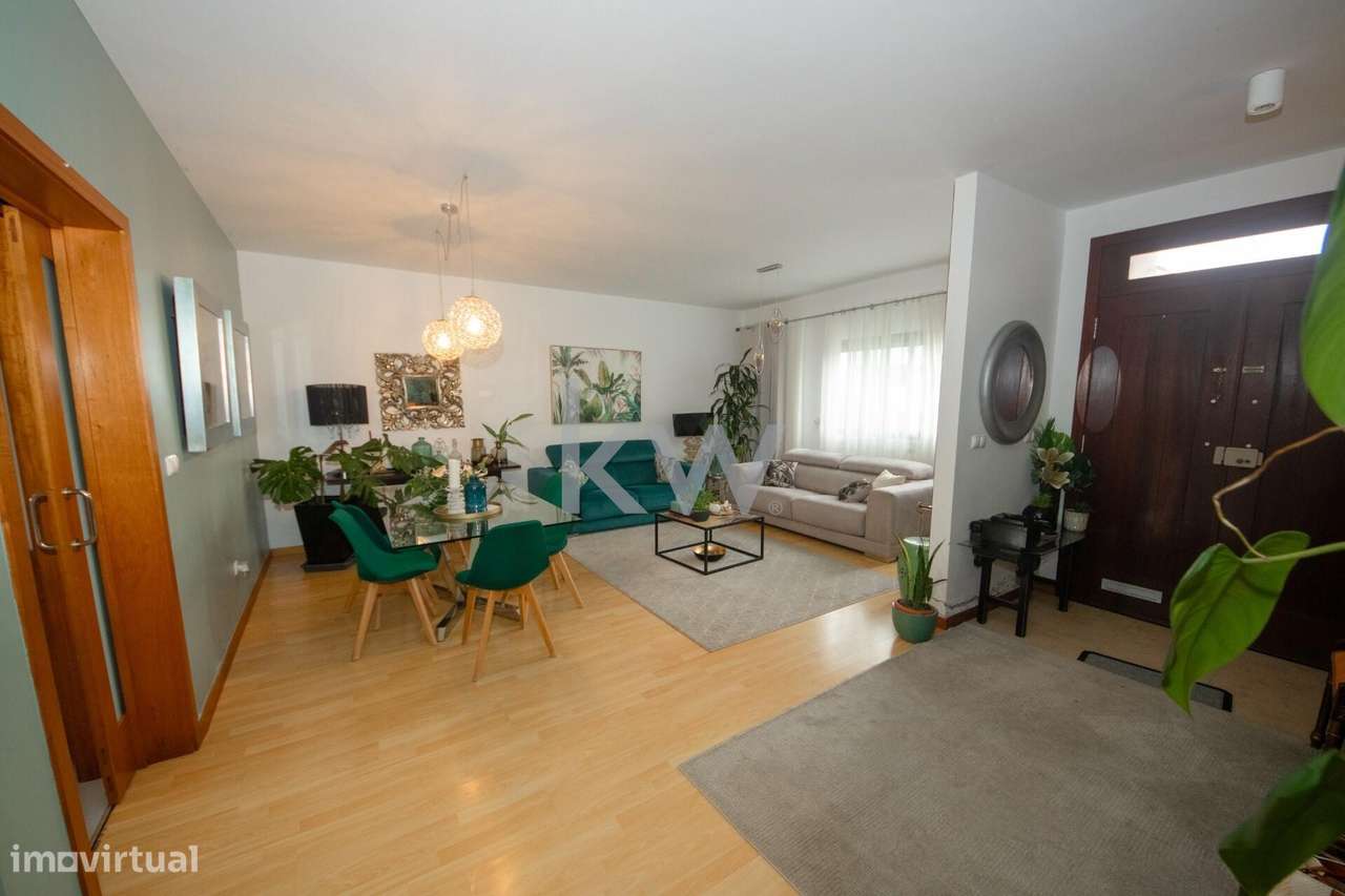 Moradia V3 +1 com aproveitamento de Sótão e Terraço em Ponta Delgada A - Grande imagem: 4/36