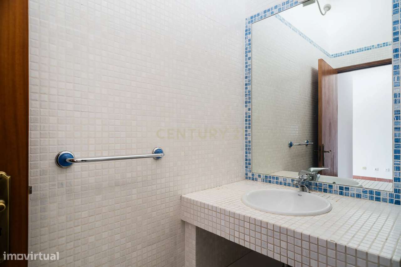 Duplex T3+3 com Vista Mar e Garagem Box – junto à praia e à A5-34