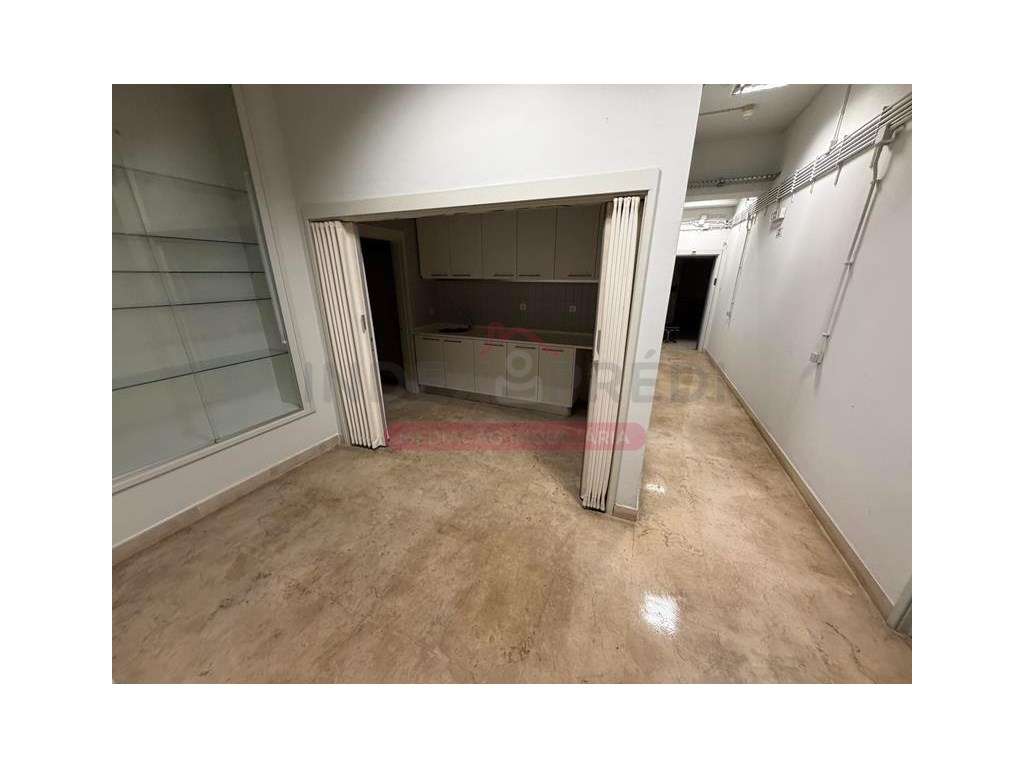 Ampla Loja com cave - Vila Nova de Poiares-15