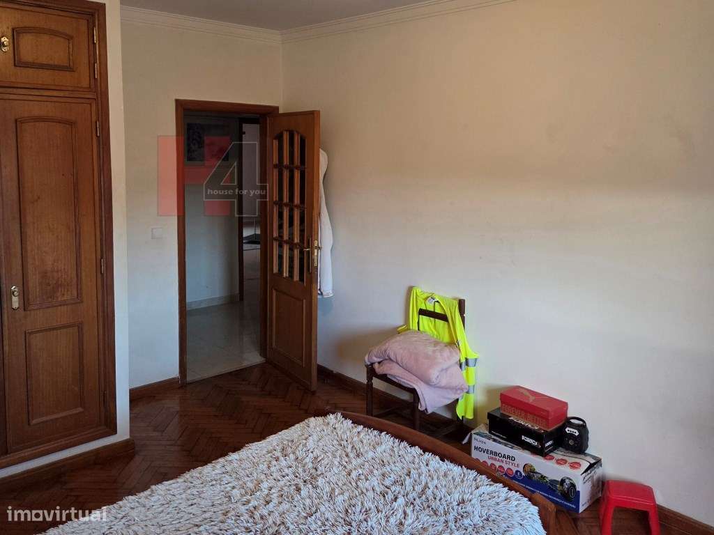 T2 com box e ótima localização na Amadora-12