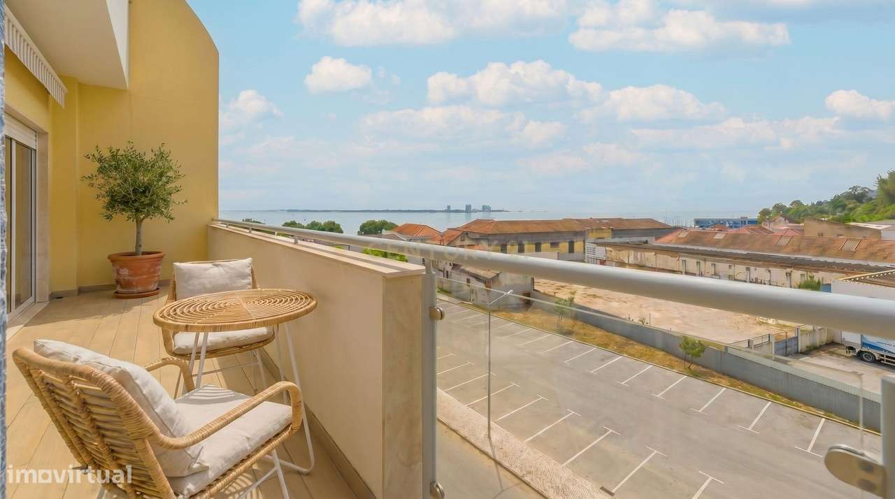 Apartamento T3 Com Vista Rio Varanda E Lugar De Parqueamento Na Sabo
