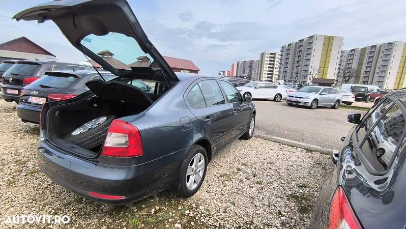 Skoda Octavia 1.6 Ambiente - 9