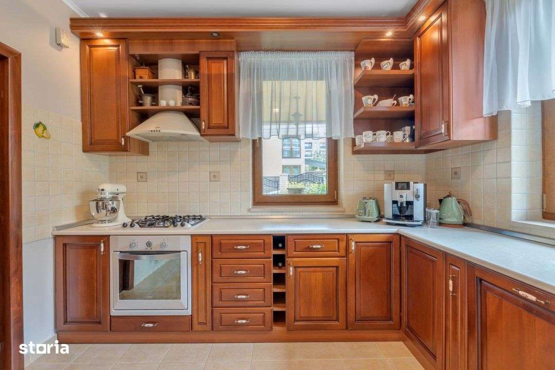 Vila superba, in stil mediteranean, strada privata-16