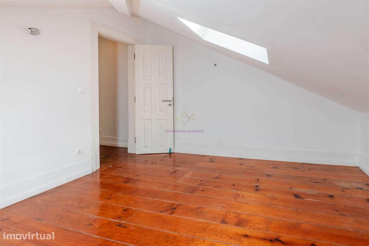 Elegância na Lapa: T2+2 com Alma e Vista Desafogada-15