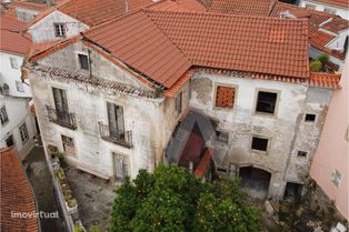 Venda de 2 Prédios com Jardim e Pátio na Alta de Coimbra para Restaura