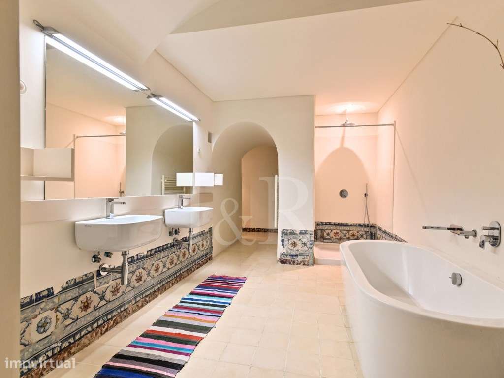 Apartamento T3 renovado no centro histórico de Lisboa-23