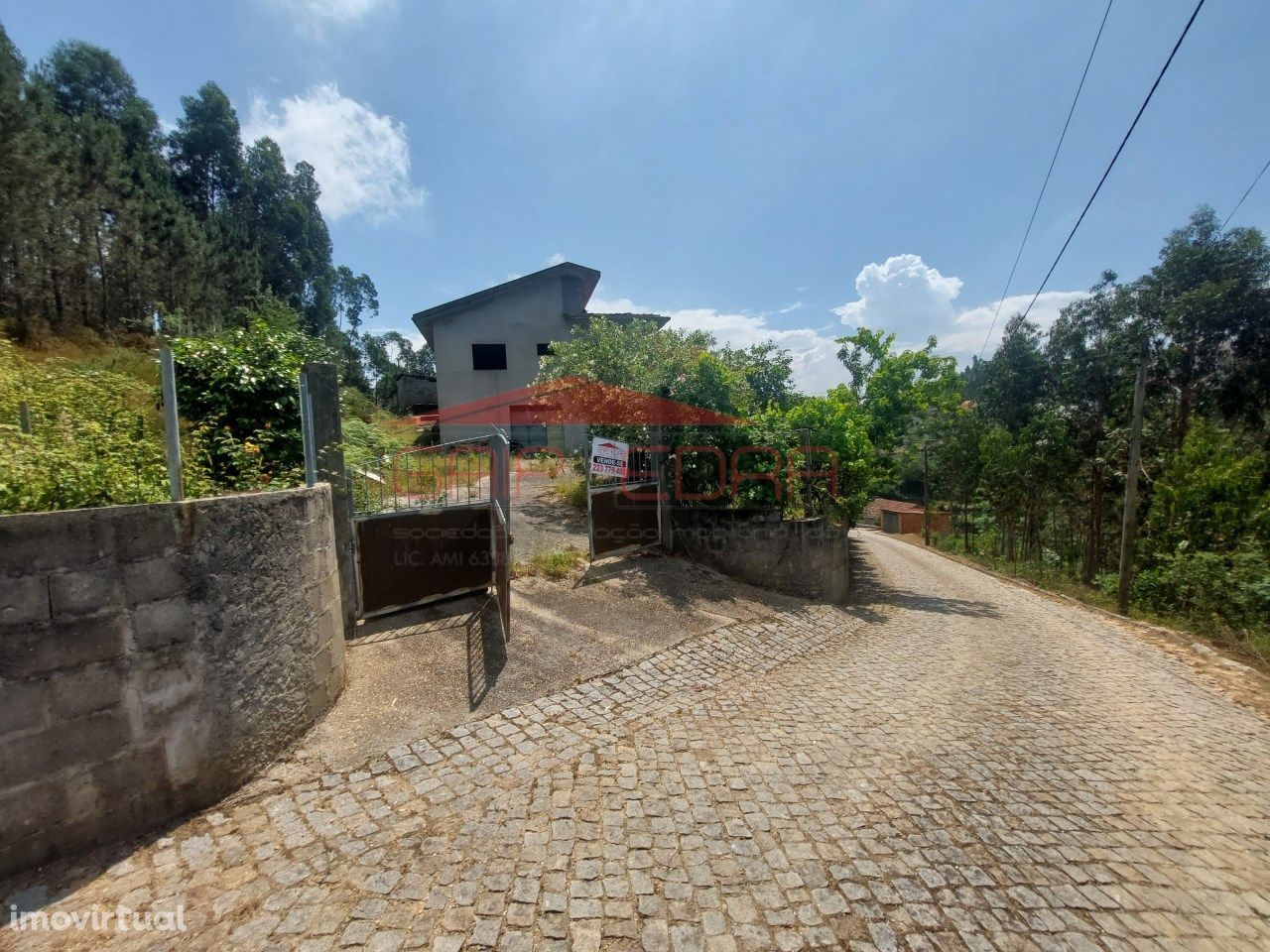 Terreno de 3 000 m2 com benfeitoria de moradia em Melres Gondomar