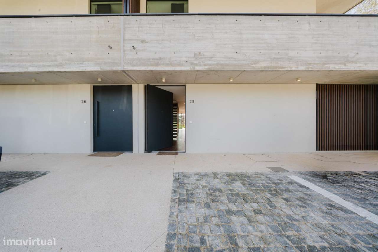 Elegante Moradia T3 no Sandwoods com Piscina Privativa e Jardim-22