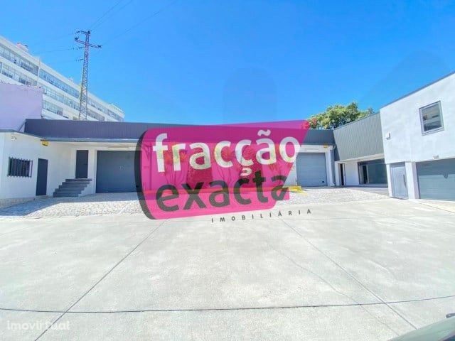 OPORTUNIDADE! Armazém + Moradia + Garagens Box (648 m2) - São Roque