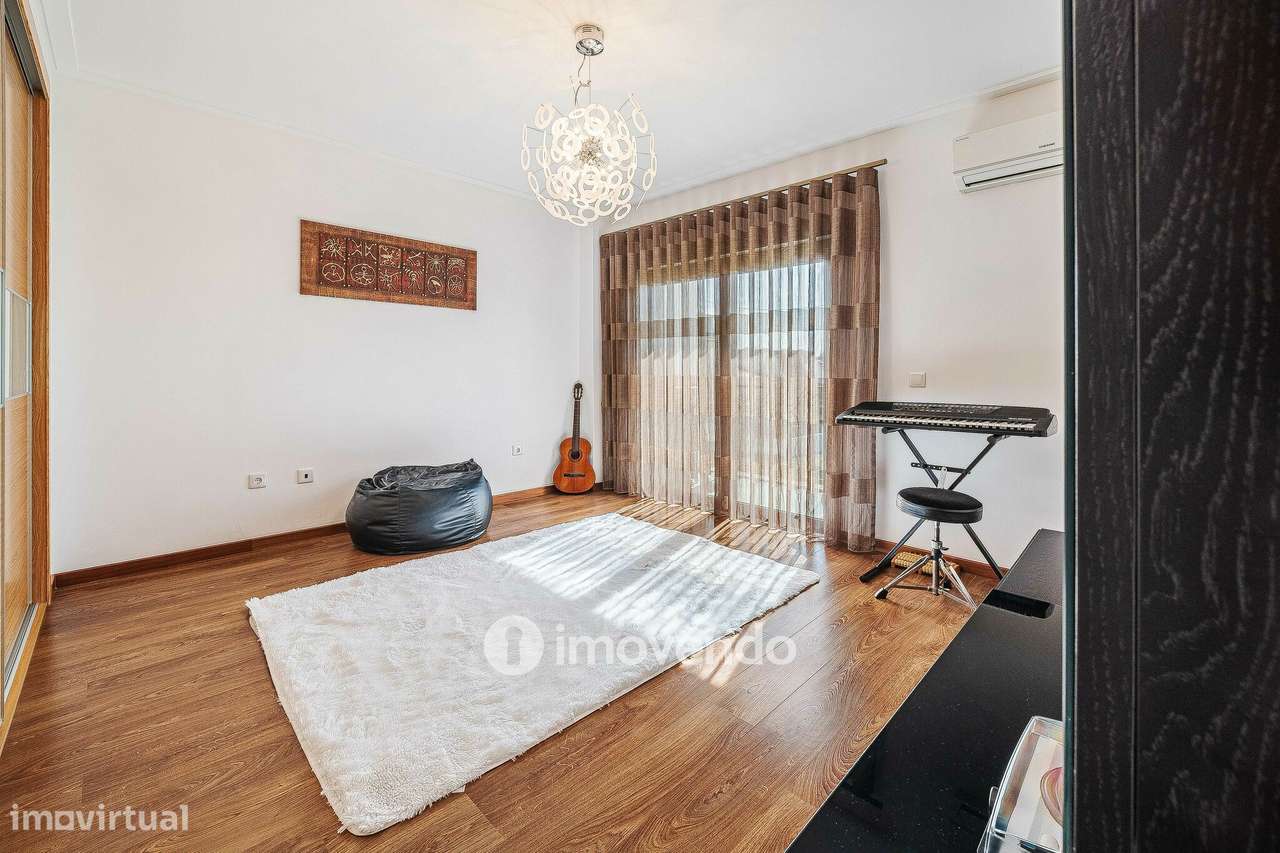 Apartamento T4 Duplex, com estacionamento e arrecadação, no Barreiro-37