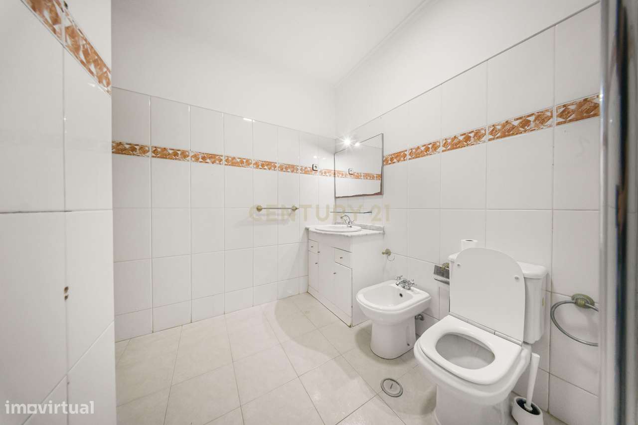 T3 Luminoso em Santa Marta do Pinhal – Espaço e Conforto no Coração de-21