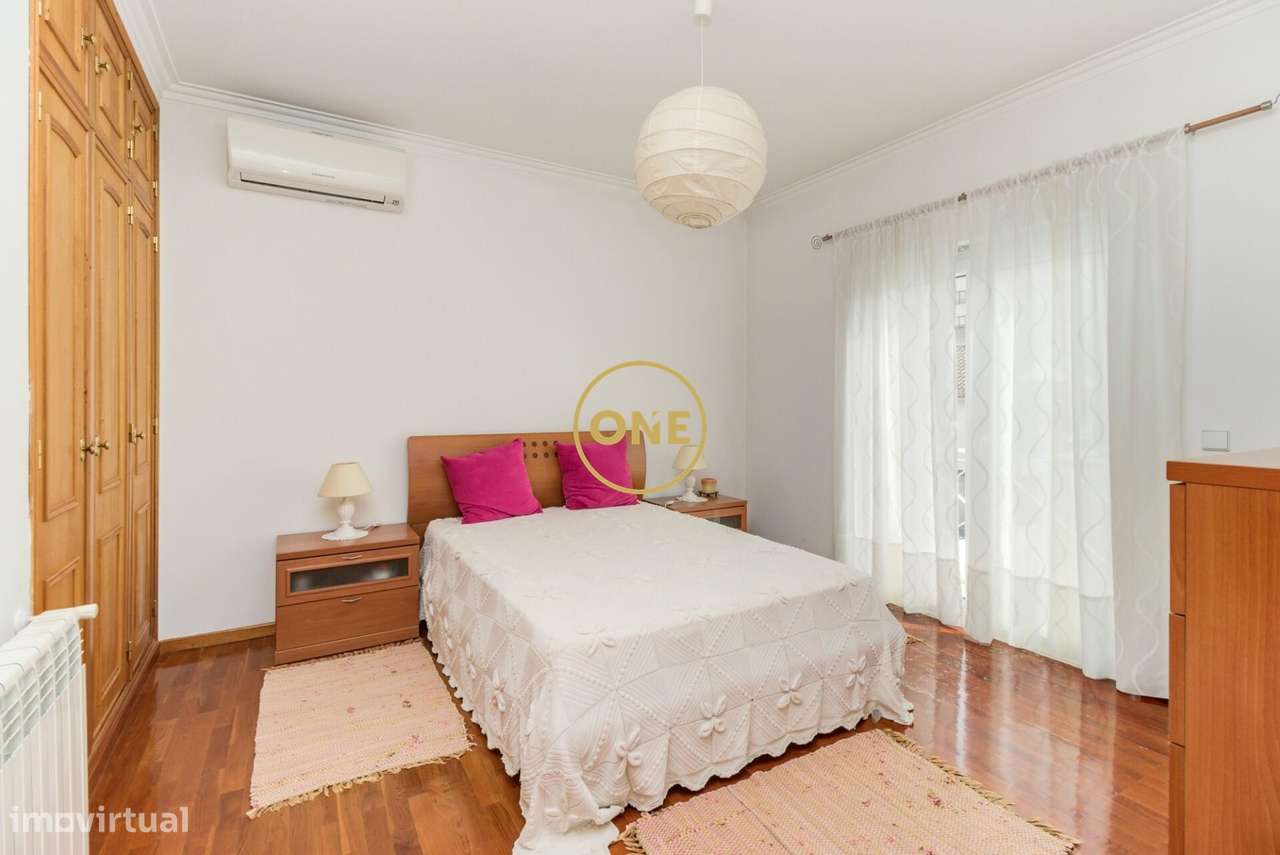 Moradia T4 com Jardim e Garagem na Ramada, Odivelas-13