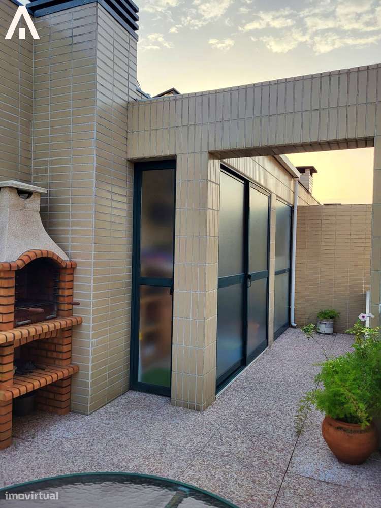 Cobertura T4 Duplex com terraços e duas garagens-3