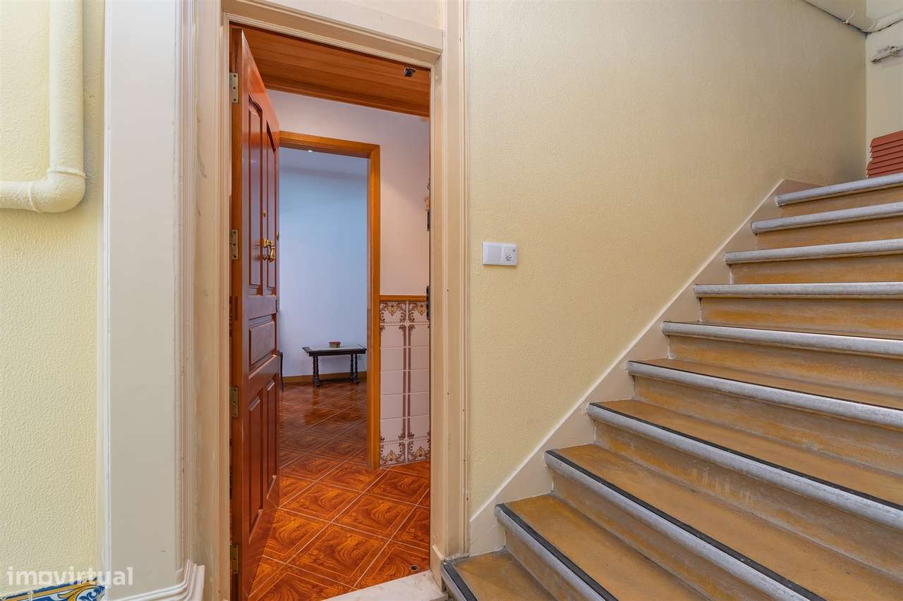 Apartamento T3 em Arroios – Charme clássico no coração de Lisboa-26