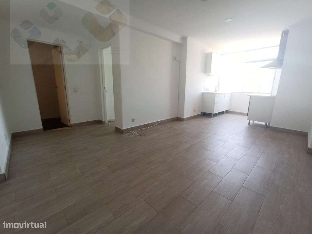 Amadora Venteira, T1, Completamente Remodelado, Vista Panorâmica!-3