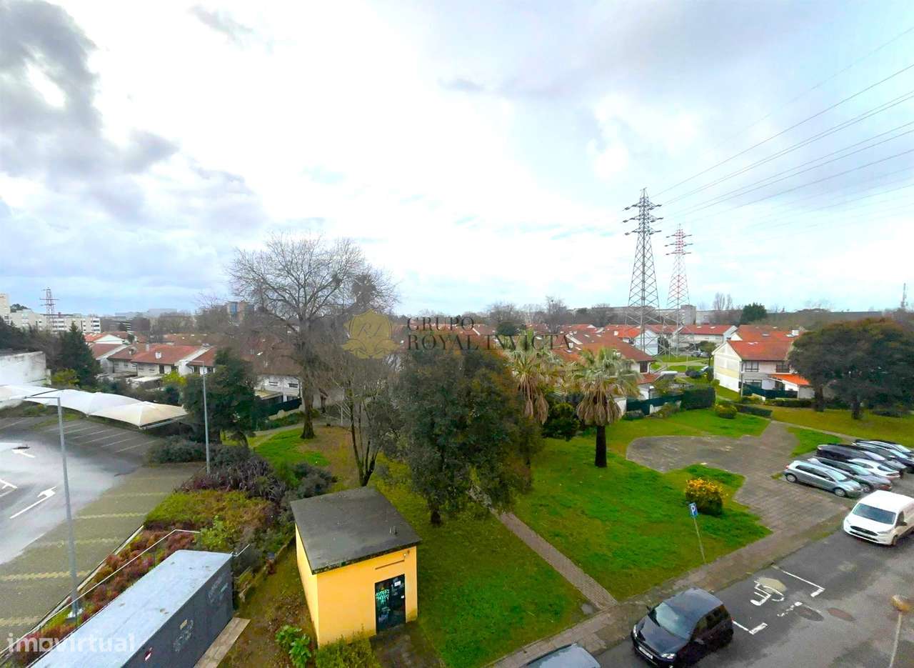 Apartamento T3  com Box Fechada e Varanda junto ao metro -  Senhora da-26