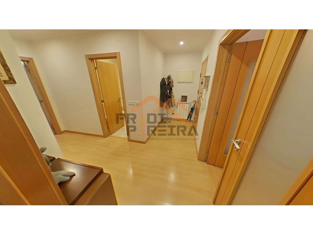 Situado na Urbanização das Colinas do Cruzeiro, em Odivelas. - Grande imagem: 2/26