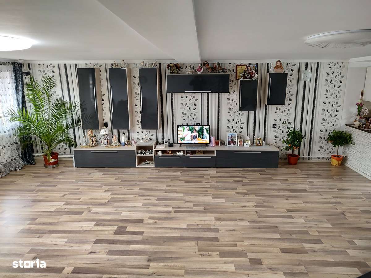 Casa de vânzare construcție 2012 Gușterița.-8