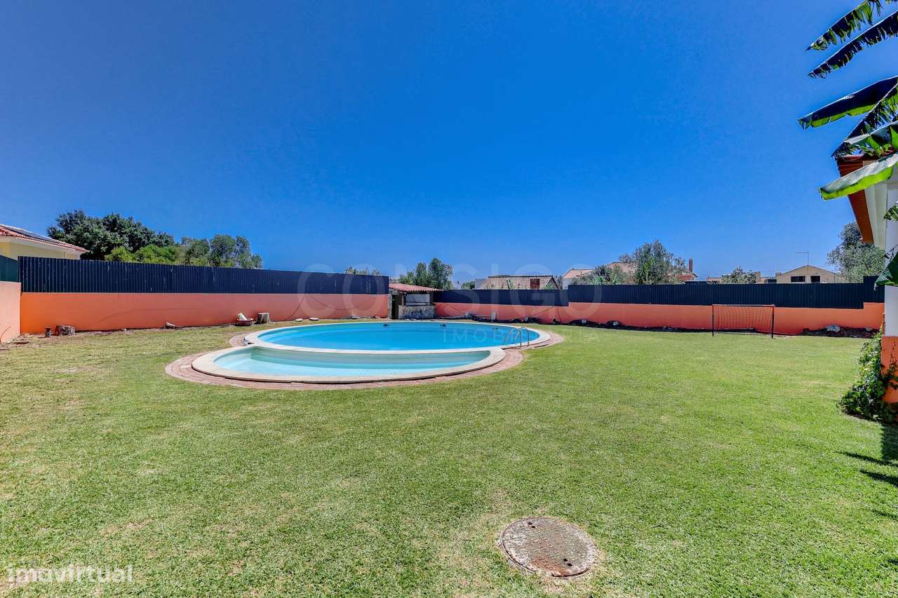 T3 com jardim privado, condomínio com piscina ,2 Estacionamentos + 1 a-31