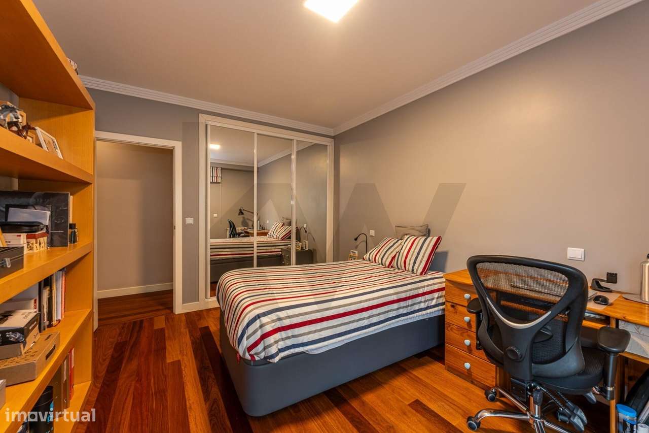 Excelente T5  em Condominio Fechado a Marechal Gomes da Costa, Porto-49