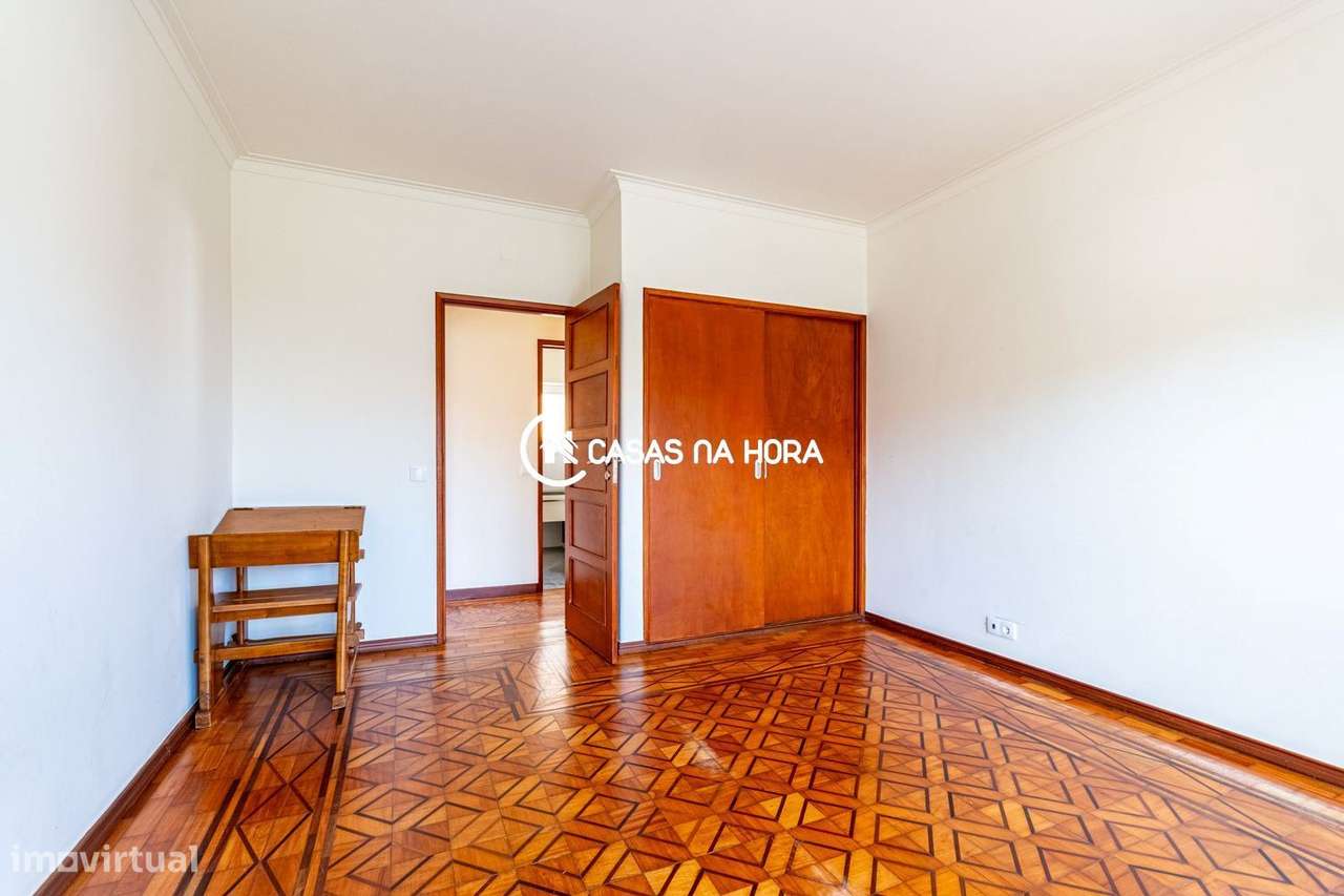 Moradia T3+T1  na Rua João das Regras, junto à Avenida de Sintra.-14