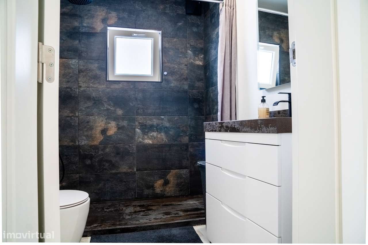 Moradia Remodelada T5 na Quinta do Conde – Pronta a Habitar!-11