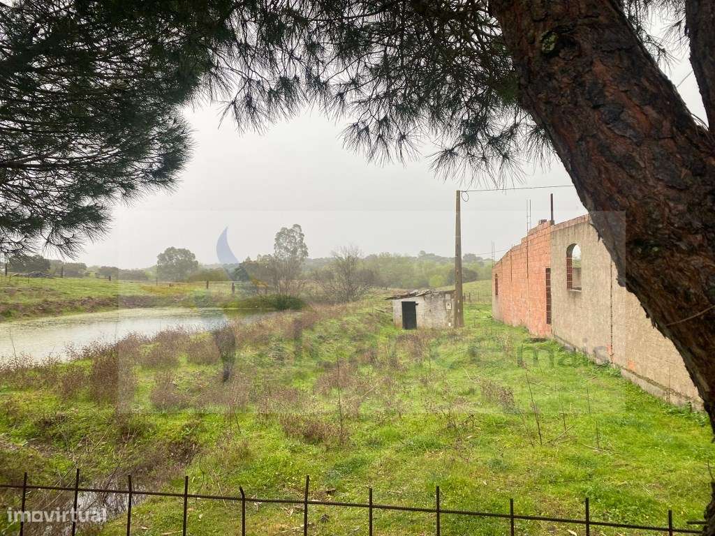 Quintinha de charme com 1,7 ha, capela privada e abundância de água...-25