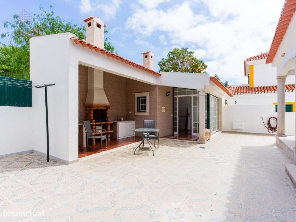 Moradia V5+1 renovada em zona de excelência em Alcochete-12