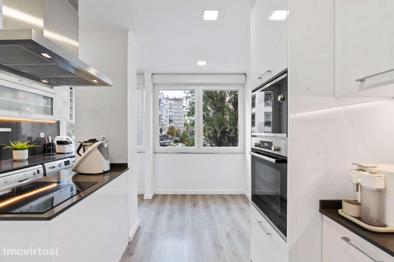 APARTAMENTO T3 Totalmente Remodelado | 2 Suites | 3 Casas de Banho | A - Grande imagem: 4/41