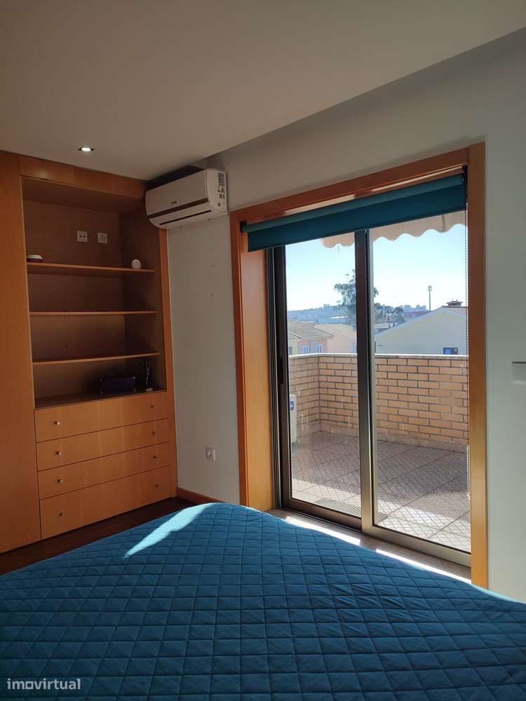 Moradia T4(2 suites) + escritório, cond.fechado à Estrada Nacional N.1-28