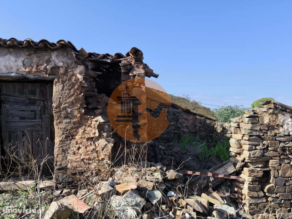 MORADIA DE ALDEIA EM RUINA - COM LOGADOURO - MONTE DOS MATOS - CAST... - Grande imagem: 3/32