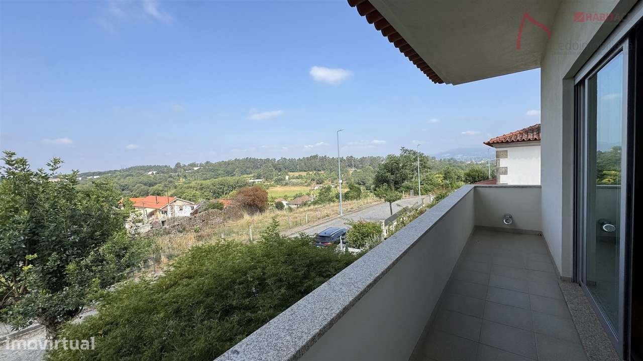 Moradia Isolada T3 com Piscina em Adaufe, Braga-38