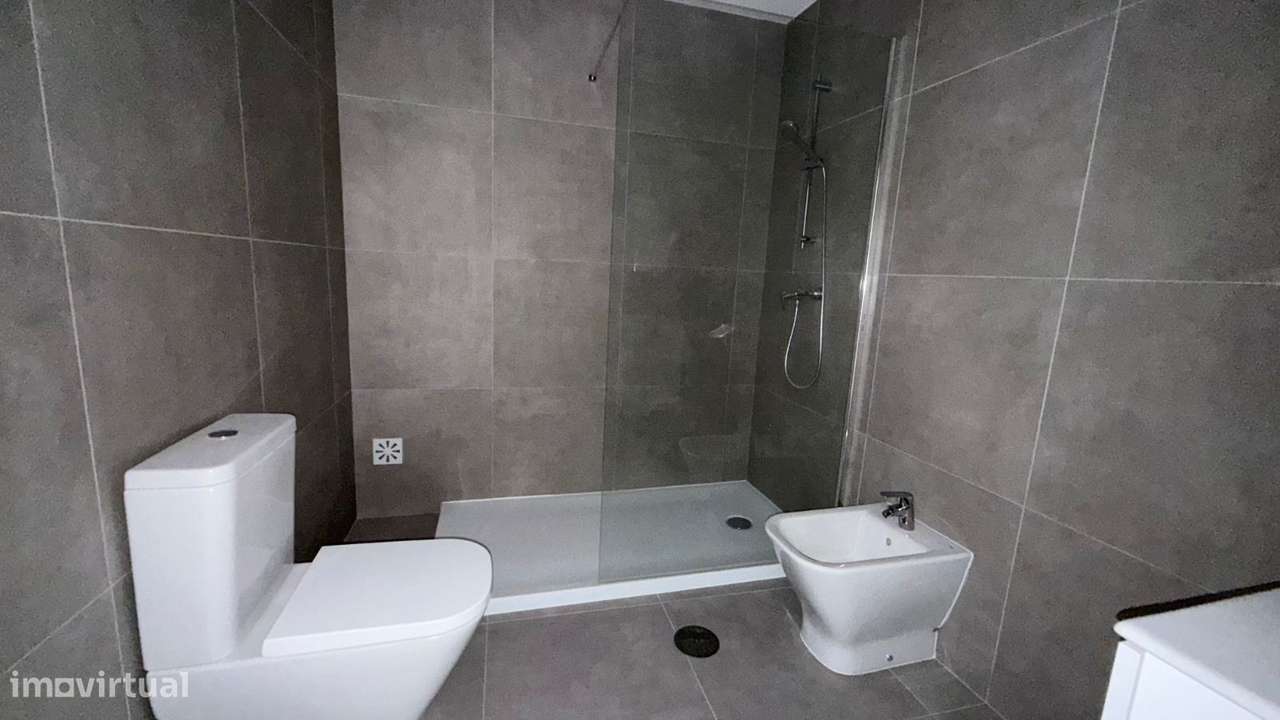 Apartamento T0 com parqueamento e vistas de mar-18