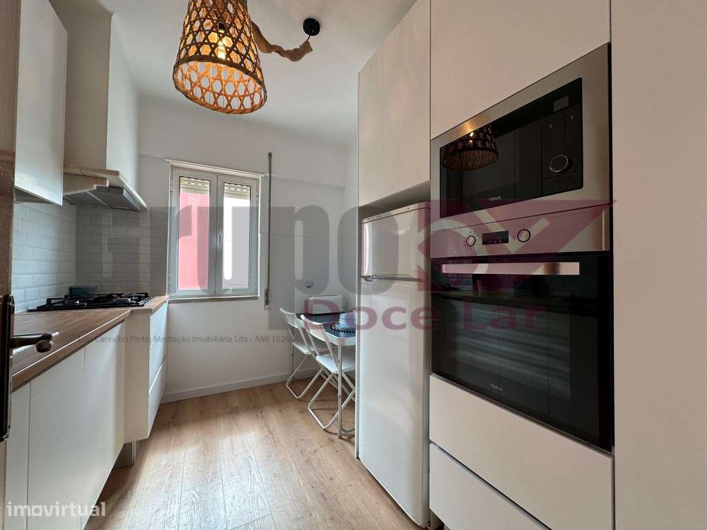 Apartamento T2+1 com Sótão a 350metros da praia de Sesimbra-4